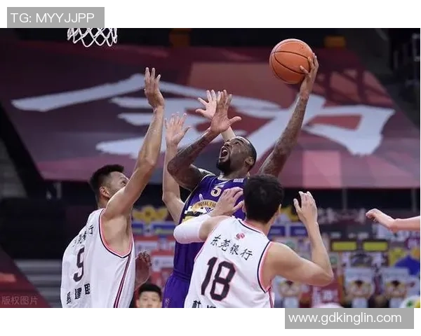 深圳足球队与西安足球队赛后复盘分析双方实力与战术对决的深度剖析 深圳足球队与西安足球队赛后复盘分析双方实力与战术对决的深度剖析