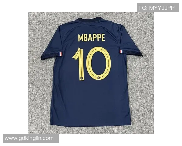 粉蓝色的足球明星在绿茵场上闪耀光芒展现青春活力与无限可能 粉蓝色的足球明星在绿茵场上闪耀光芒展现青春活力与无限可能