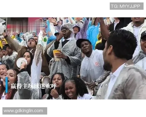 足球明星意外遭粉丝求婚现场感人瞬间引发全场欢呼与感动 足球明星意外遭粉丝求婚现场感人瞬间引发全场欢呼与感动