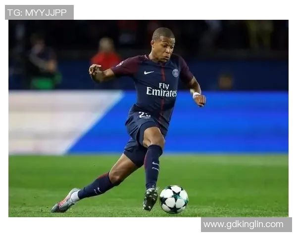 足球明星姆巴佩海报展现无与伦比的球技与魅力引领年轻一代的足球梦想