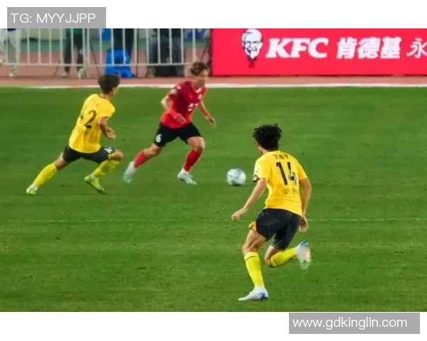 足球明星挑战节目视频揭秘球场背后的趣味与拼搏精神