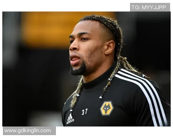 足球明星断眉高清图片欣赏揭秘他们独特魅力与风格的背后故事